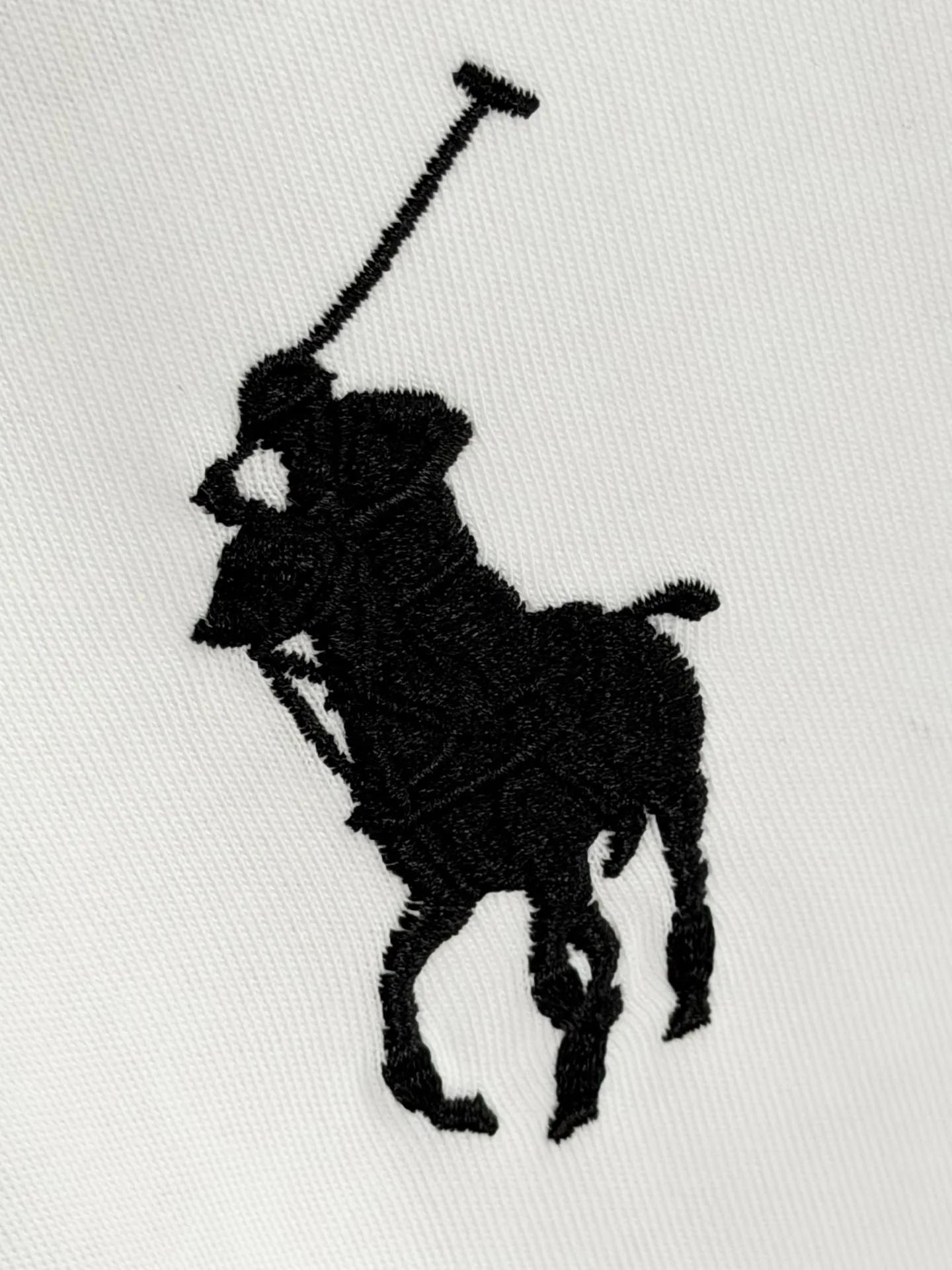 P160 [High Quality]Ralph Lauren*Ralph Lauren embroidery micro-label simple‼ ️Short-sleeved T-shirt 💗Ralph Lauren classic short-sleeved T-shirt, custom-made 280g pure cotton fabric, soft and breathable, classic horseback golf🏌️ embroidery on the chest, logo + logo embroidery on the back, simple and recognizable. Round neck design, neat tailoring, customized 280g pure cotton fabric, soft and smooth to the touch, great breathability, super comfortable to wear in summer! The same loose version for men and women, OK to wear alone or layered, versatile ~ 𝐂𝐎𝐋𝐎𝐔𝐑: black white 𝐒𝐈𝐙𝐄: S-xL Size chart: S: Shoulder width 51 - Bust 55 - Clothing length 70 M: Shoulder width 53 - Bust 57 - Clothing length 72 L: Shoulder width 55 - Bust 59 - Clothing length 74 XL: Shoulder width 57 - Bust 61 - Clothing length 76